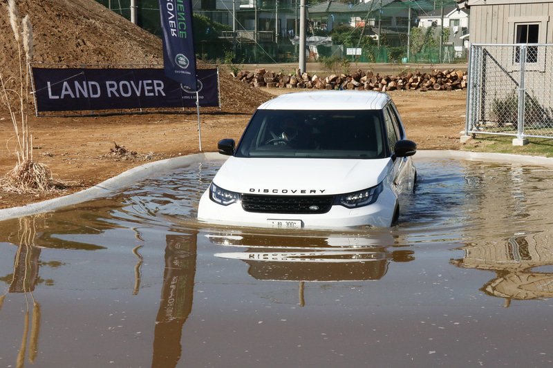 水の中を進んでいく
