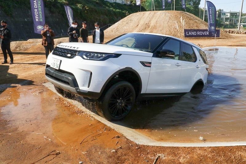 水の中を進んでいく