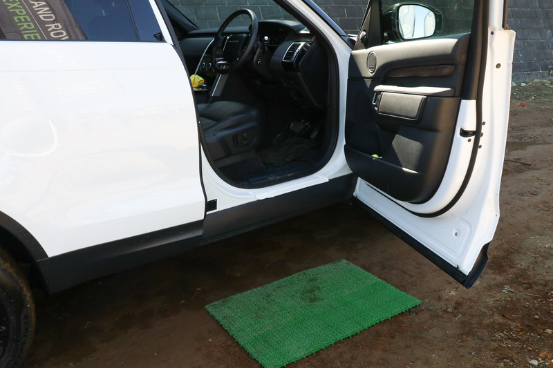 ドアの下4分の1程度まで水に浸かるが、車内への侵入はもちろんなし