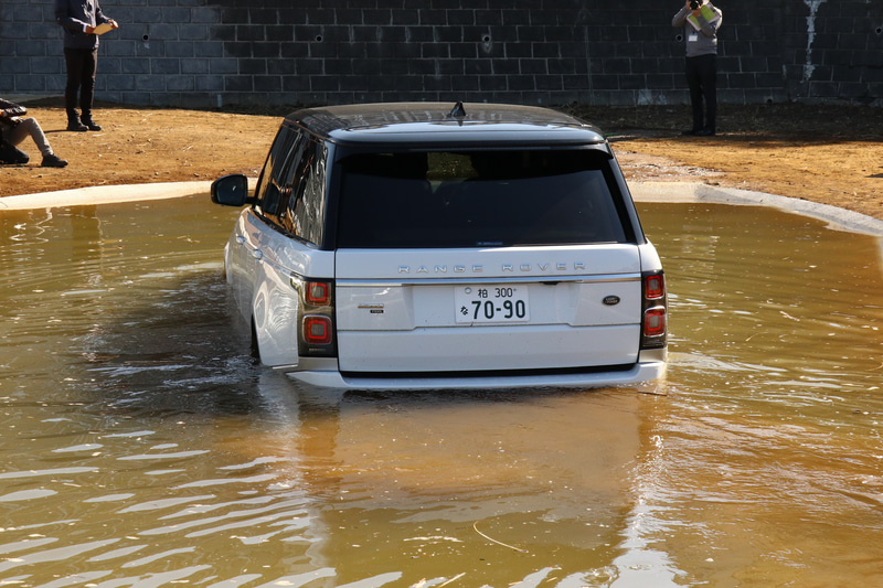 レンジローバーも水に浸かる