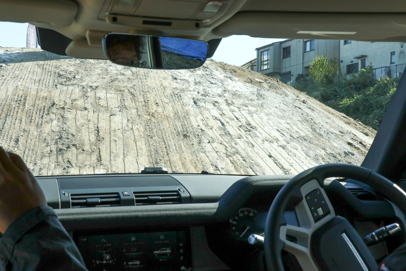 車内からは前に迫る壁のようにも見え、登坂中はかなりの角度を感じる