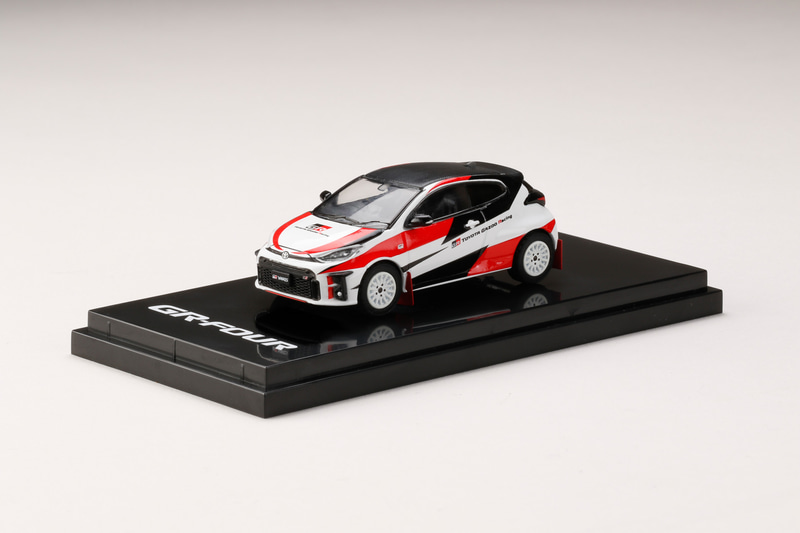 GRヤリス RALLY CONCEPT（左）のみ3000円（税別）。通常仕様のボディカラーは、スーパーホワイトII、プラチナホワイトパールマイカ、エモーショナルレッドII、プレシャスブラックパールの4色が設定されている