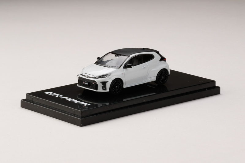 GRヤリス RALLY CONCEPT（左）のみ3000円（税別）。通常仕様のボディカラーは、スーパーホワイトII、プラチナホワイトパールマイカ、エモーショナルレッドII、プレシャスブラックパールの4色が設定されている