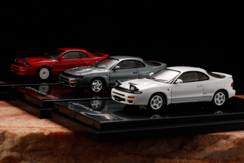 セリカ GT-FOUR RC ST185 カスタムバージョン（手前）、セリカ GT-FOUR RC ST185（中）、セリカ GT-FOUR RC ST185 カスタムバージョン/ディッシュホイール（奥）