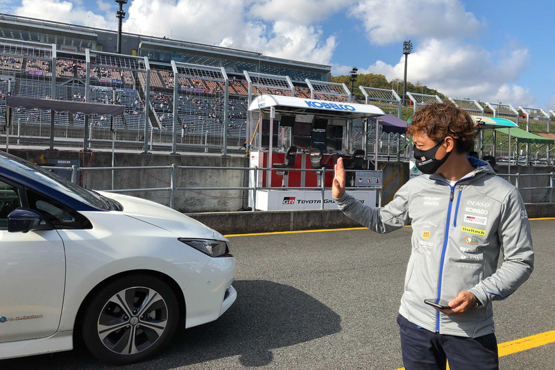 「日産や」といいながらお手振り