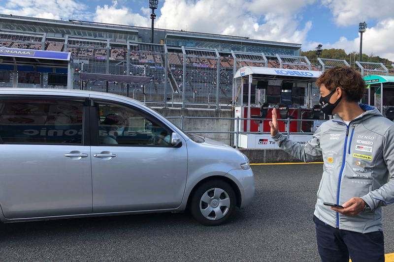「ドライブスルーピットウォーク」で訪れたトヨタ車に手を振る脇阪寿一監督