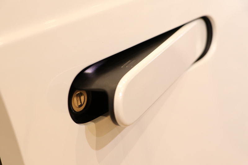 前のドアノブは鍵穴も中に隠しシームレスなデザインを成立させた