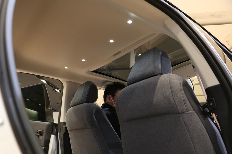 室内灯は4つのダウンライトとなっている