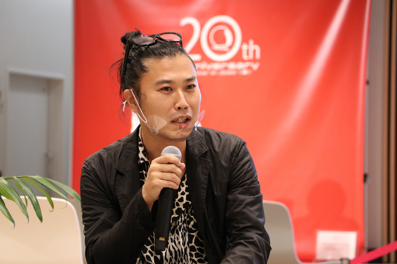 インテリアスタイリスト川合将人氏略歴：住宅メーカーや家電メーカーのモデルルームの内装コーディネートのほか、広告やカタログなどでスタイルング業務を行なう。2010年からデザインギャラリー「SOMEWHERE TOKYO」で活動を開始し、店舗のディスプレイや内装に加え、家具や照明ブランドの展示イベントで会場構成や空間演出の業務も多数手掛けている