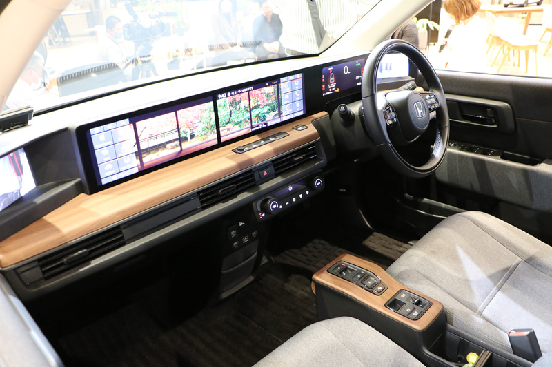 水平基調を生み出す大型ディスプレイ