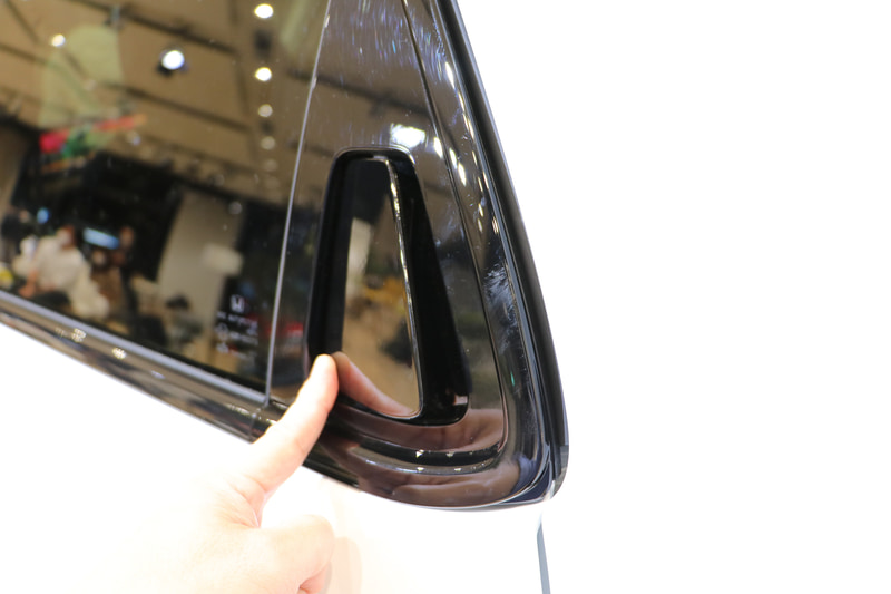 前のドアノブは鍵穴も中に隠しシームレスなデザインを成立させた