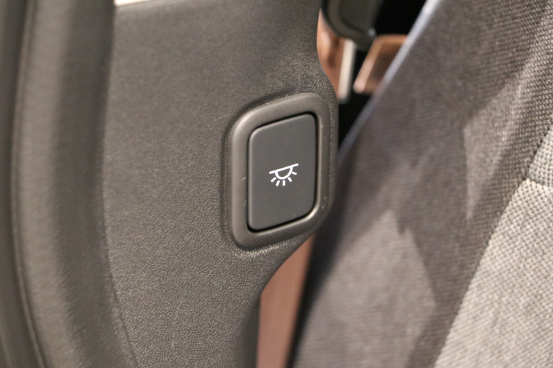 ダウンライトのスイッチをBピラーに配置。ドアを開けて天井の中心部まで手を伸ばすような動作も不要になった