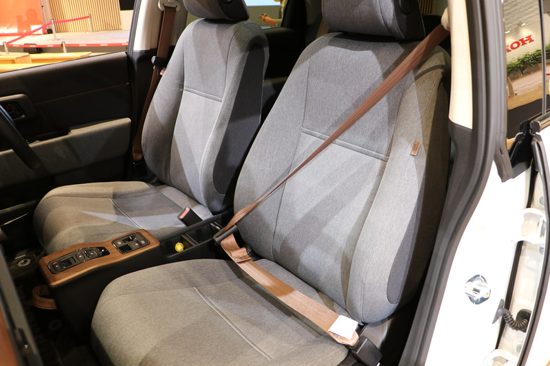 珍しいブラウンカラーのシートベルトを採用