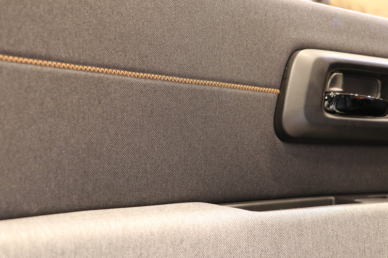 ドアの内張にあるブラウンのウェービングステッチ