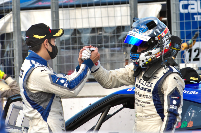 GT300クラスを優勝した藤波清斗選手（左）とJ.P.デ・オリベイラ選手（右）