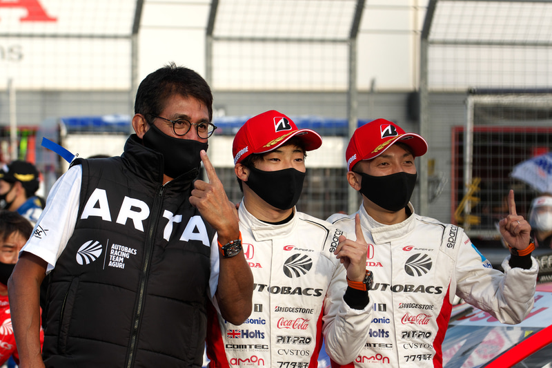 SUPER GT第7戦もてぎで優勝した8号車 ARTA NSX-GTの鈴木亜久里監督（左）、福住仁嶺選手（中）、野尻智紀選手（右）