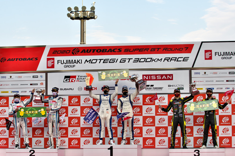 GT300クラスの表彰台