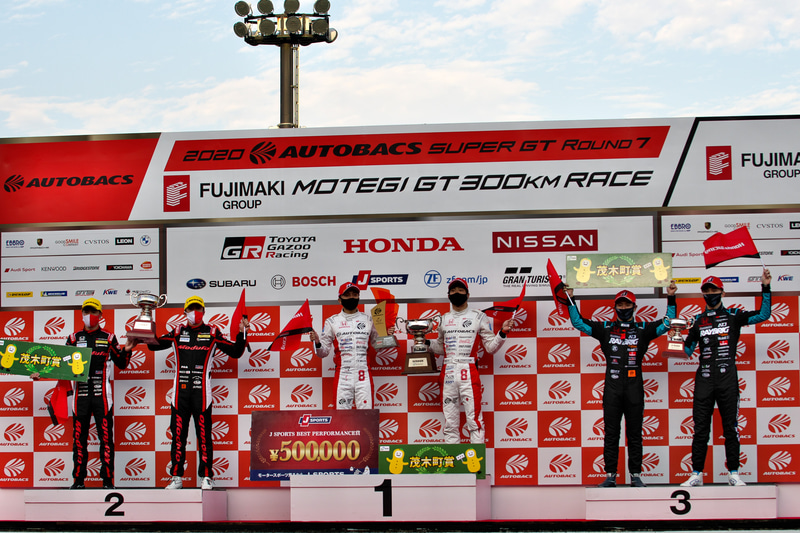 GT500クラスの表彰台
