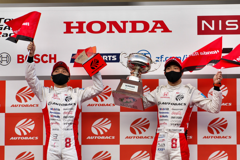 SUPER GT第7戦もてぎで優勝した8号車 ARTA NSX-GTの野尻智紀選手（右）、福住仁嶺選手（中）