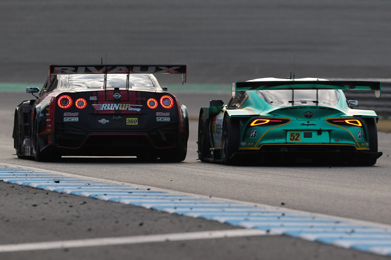 360号車 RUNUP RIVAUX GT-R（青木孝行/大滝拓也組、YH）がオーバーテイクして3位に
