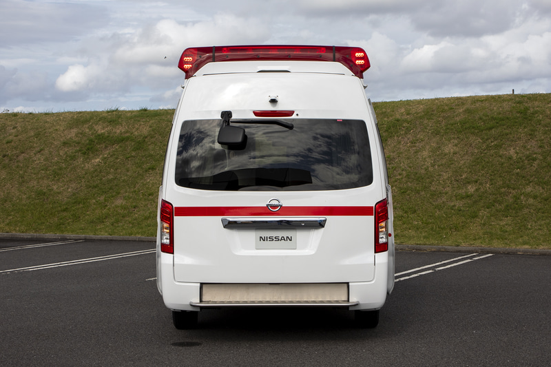 赤色灯の数に決まりはないとのこと。緊急車両が安全に運行するためには周囲に気がついてもらうことが大事なので、納入先によってはかなり派手に光るような仕様になることもあるという