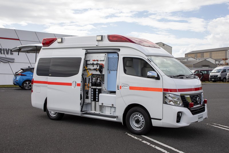 右面はレスキュー用の道具などを収納するスペース