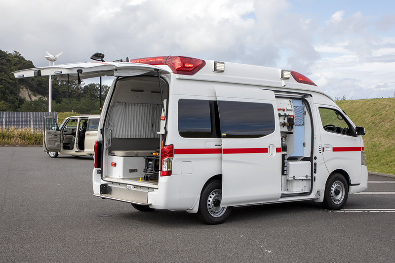 右面はレスキュー用の道具などを収納するスペース