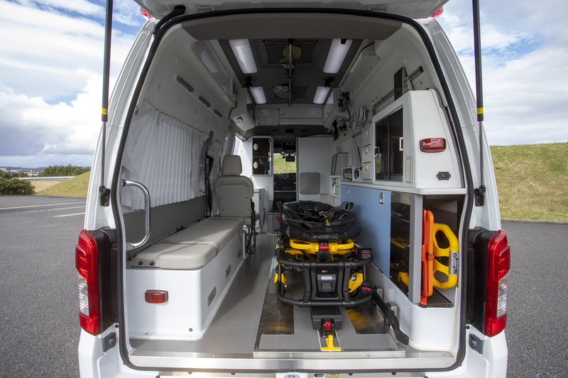 患者室右にあるのが電動ストレッチャーシステム