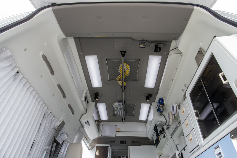 天井には手すりとネット収納