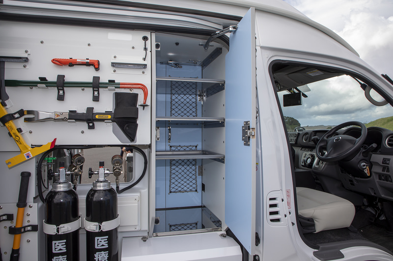 右スライドドアを開けると作業用の道具類収納スペースがある