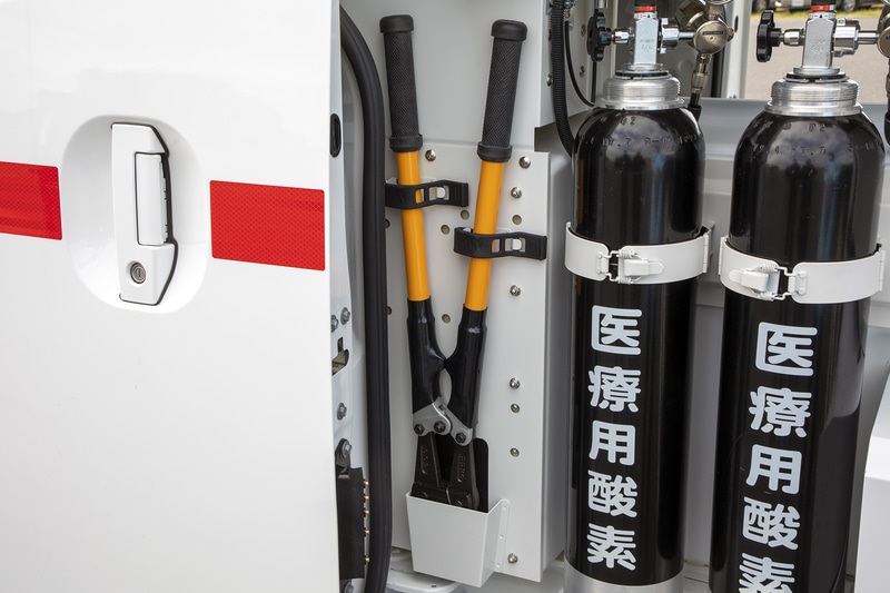カッターと医療用酸素ボンベ