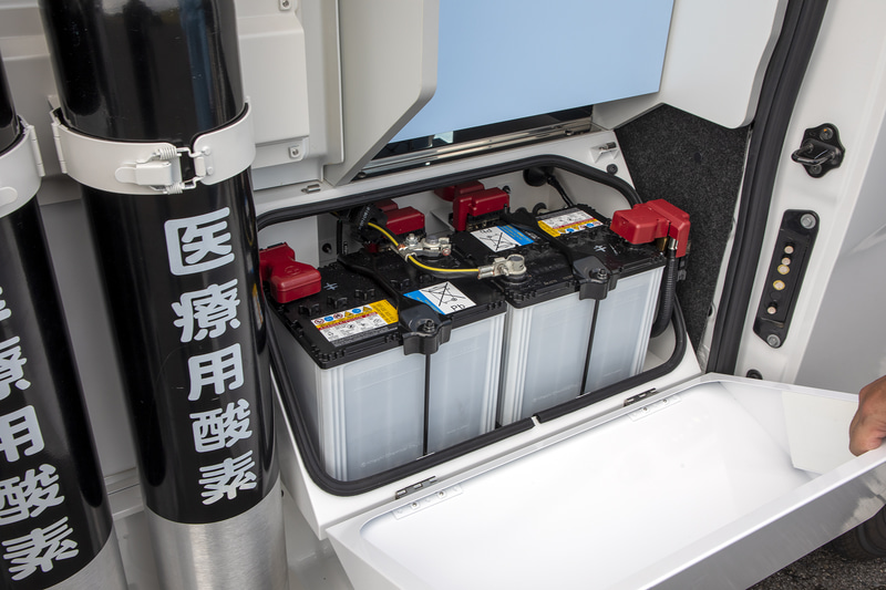 NV350 キャラバンのバッテリーはキャビン下にあるが、パラメディックはここに移設。数も1つから3つへ増やしているという