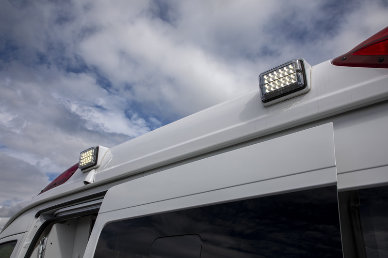 車体側面での作業を補助するためのLED作業灯が付く。反対側にも同じ装備がある