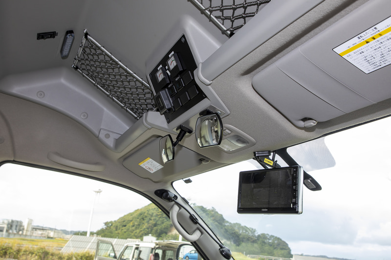 後方視界はバックモニターで確認。アラウンドビューカメラ映像もこのモニターで見る