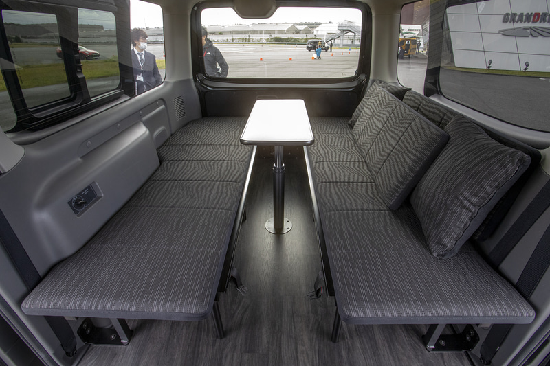 対面シートの状態。テーブルは小さいがPC作業なら十分