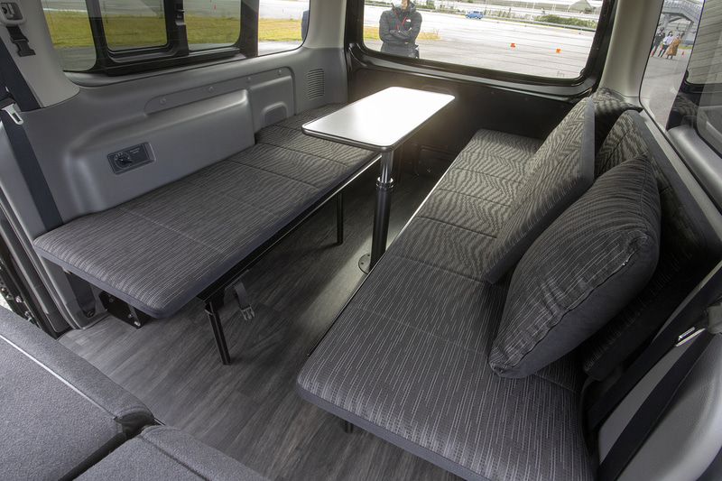 対面シートの状態。テーブルは小さいがPC作業なら十分