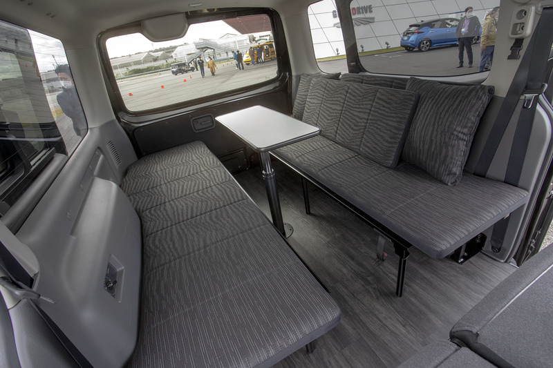 対面シートの状態。テーブルは小さいがPC作業なら十分