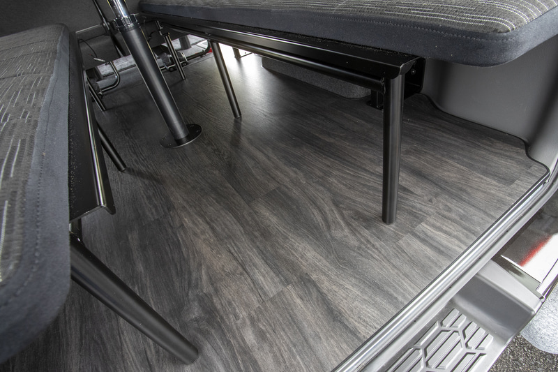 フロアは撥水性もある合板張りになる。床の硬さがあるのでカーペット式のようにテーブルを置いてもグラグラすることはない