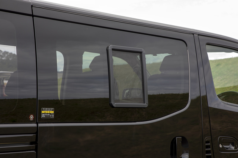 スライドドアと後方は窓が開かないので網戸も設定されている