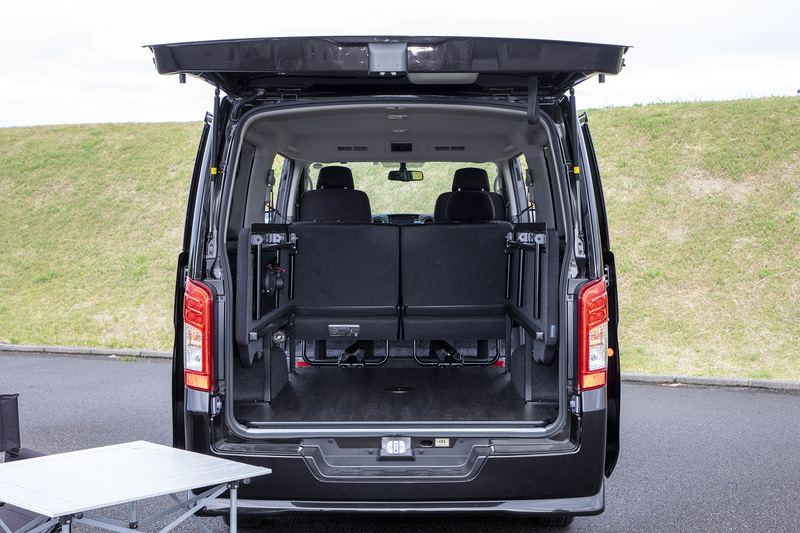 シートアレンジを紹介。これは両サイドのシートをしまった状態