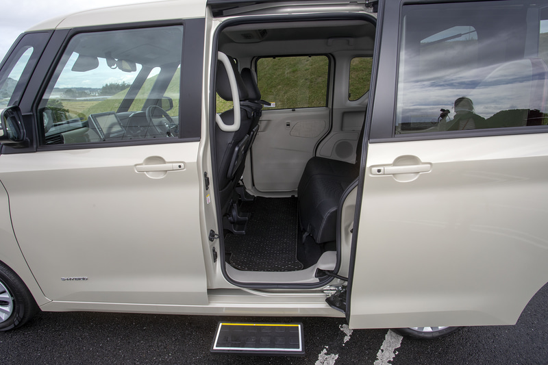 自分で歩くことができる人向けの送迎車。乗り込みの際に便利な装備を追加している