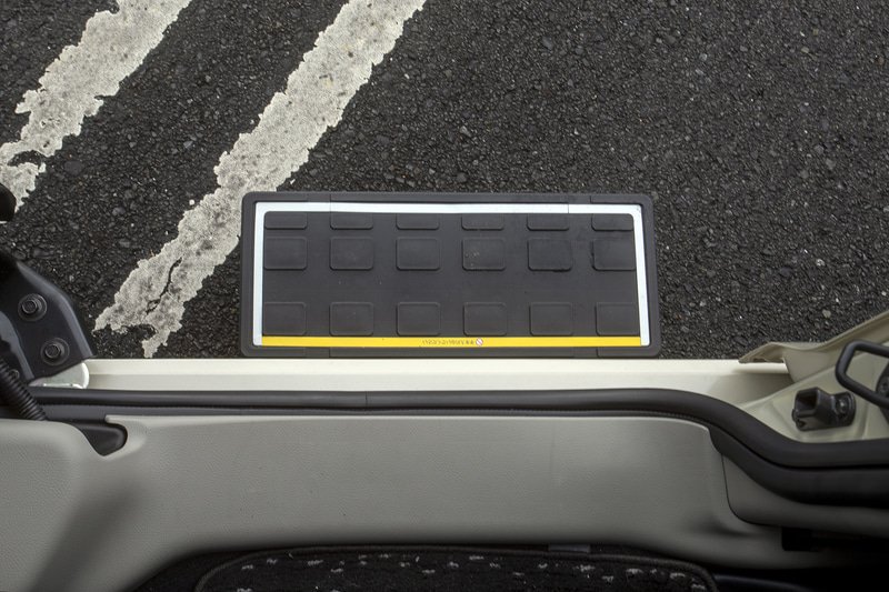 オプション設定のステップはスライドドアの開閉と連動。ステップは前方へ稼動しながら収納されるので、助手席ドアの下を通る。そのため、助手席ドア部に人がいるとステップが当たる恐れもあるので、助手席ドアが開いた状態ではステップが収納されない