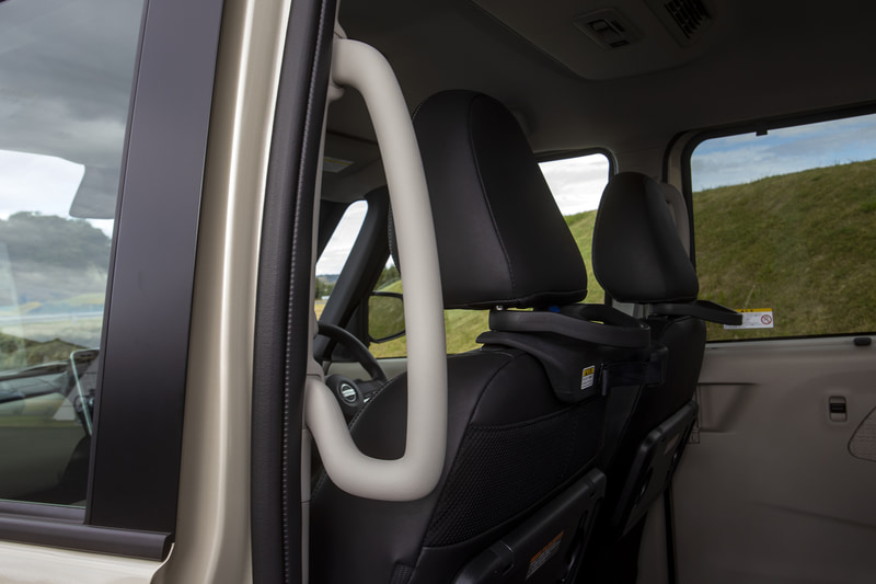 標準のものよりグリップの下部を延長して、背が低い人でも握りやすく体重をかけやすくした形状になっている