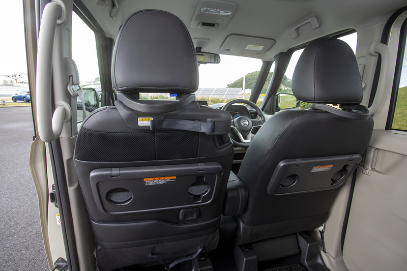 前席のヘッドレストステーに大きめの後席用グリップを追加。走行中、体を支えやすくしてある