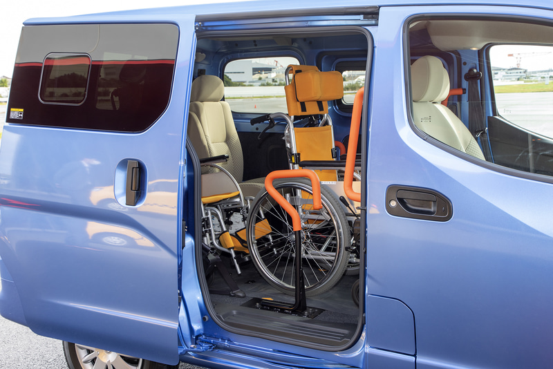 右側スライドドアを開けて車いすのサポートができる。車いす1台仕様であれば2列目シート付きも選べる