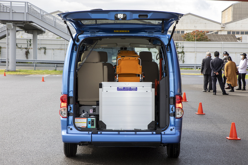 引き出し式のスロープ。手動で展開する