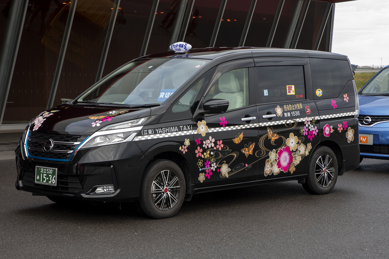 八洲自動車のセレナ タクシー