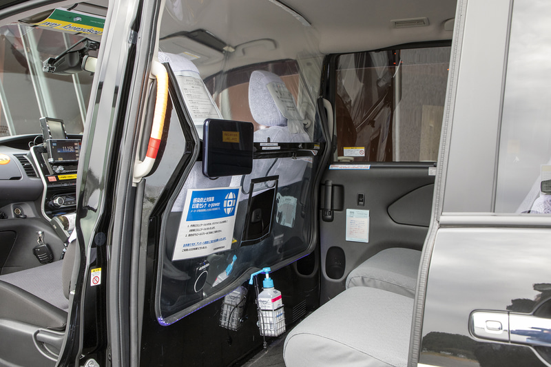 運転席と客席は仕切られている。空調に関しての特殊装備はない