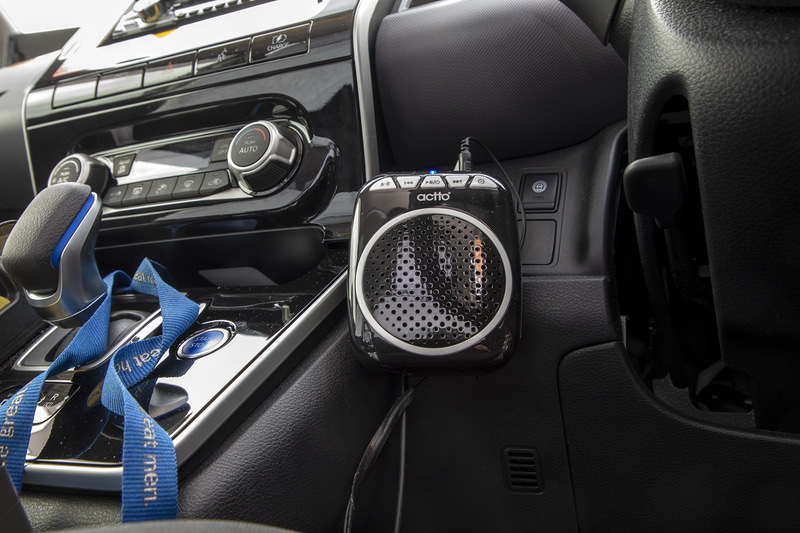 ドライバーと乗客の会話はマイクとスピーカーを通して行なう。ドライバーはヘッドセット式のマイク、客席用はタブレット横にマイクが付く。それぞれの声は会話用のスピーカーから出る