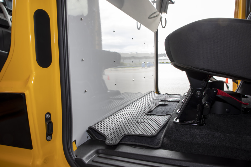 隔壁を設けたため、2列目シートの足下が狭くなっていたが、この部分は形状変更を行ない居住性を上げる予定とのこと